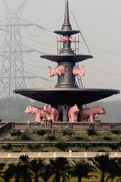 आखिर ढक दी गई मायावती और हाथी की मूर्तियां