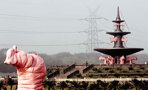 आखिर ढक दी गई मायावती और हाथी की मूर्तियां