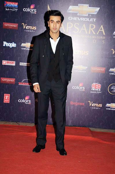 सितारों से सजा अप्सरा अवार्ड समारोह | जिस्‍म दिखाने की होड