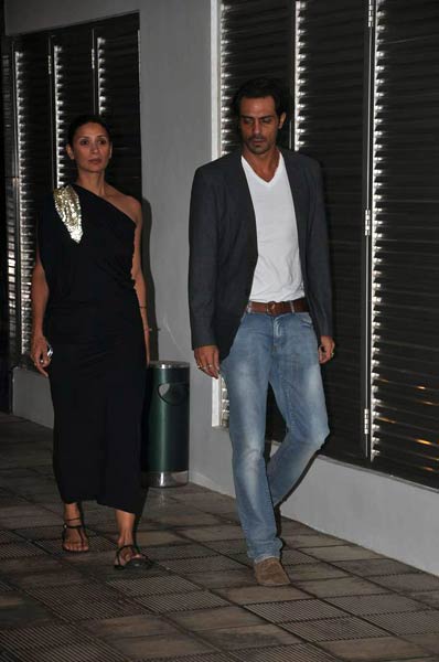 रितेश-जेनेलिया के लिए दी गई पार्टी  | बोल्‍ड होती बालाएं