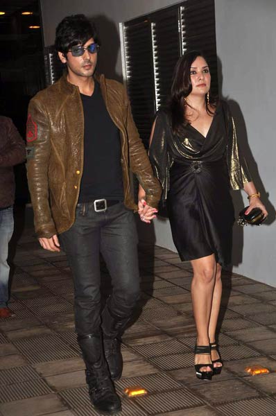 रितेश-जेनेलिया के लिए दी गई पार्टी  | बोल्‍ड होती बालाएं