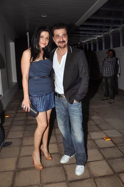 रितेश-जेनेलिया के लिए दी गई पार्टी  | बोल्‍ड होती बालाएं