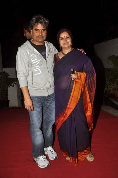 रितेश-जेनेलिया के लिए दी गई पार्टी  | बोल्‍ड होती बालाएं