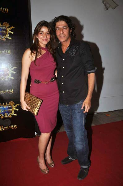 रितेश-जेनेलिया के लिए दी गई पार्टी  | बोल्‍ड होती बालाएं