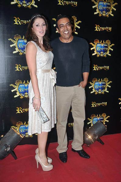 रितेश-जेनेलिया के लिए दी गई पार्टी  | बोल्‍ड होती बालाएं