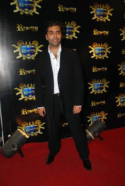 रितेश-जेनेलिया के लिए दी गई पार्टी  | बोल्‍ड होती बालाएं