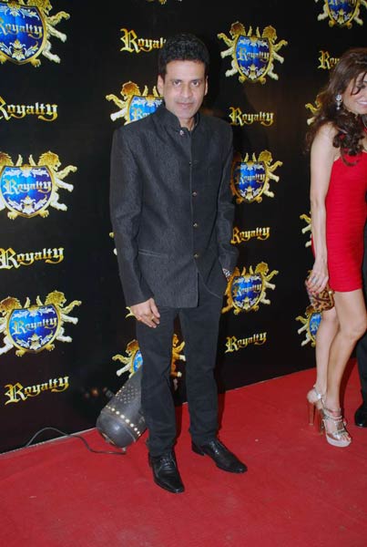 रितेश-जेनेलिया के लिए दी गई पार्टी  | बोल्‍ड होती बालाएं