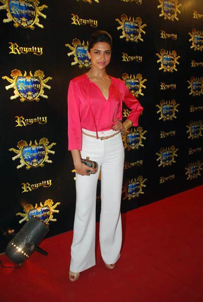 रितेश-जेनेलिया के लिए दी गई पार्टी  | बोल्‍ड होती बालाएं