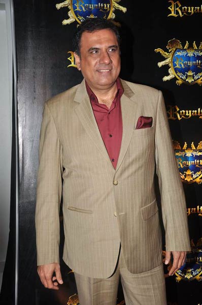 रितेश-जेनेलिया के लिए दी गई पार्टी  | बोल्‍ड होती बालाएं