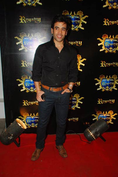 रितेश-जेनेलिया के लिए दी गई पार्टी  | बोल्‍ड होती बालाएं