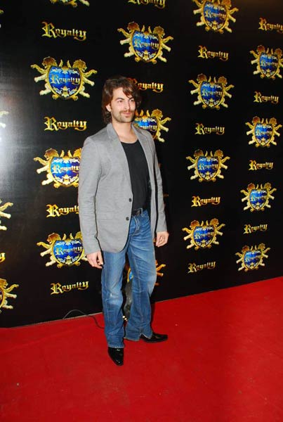 रितेश-जेनेलिया के लिए दी गई पार्टी  | बोल्‍ड होती बालाएं