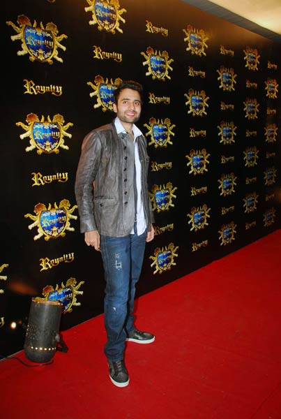 रितेश-जेनेलिया के लिए दी गई पार्टी  | बोल्‍ड होती बालाएं