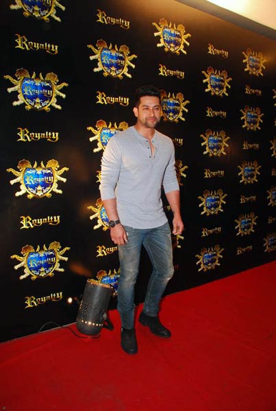 रितेश-जेनेलिया के लिए दी गई पार्टी  | बोल्‍ड होती बालाएं