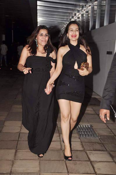 रितेश-जेनेलिया के लिए दी गई पार्टी  | बोल्‍ड होती बालाएं