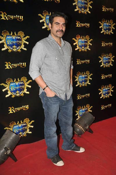 रितेश-जेनेलिया के लिए दी गई पार्टी  | बोल्‍ड होती बालाएं