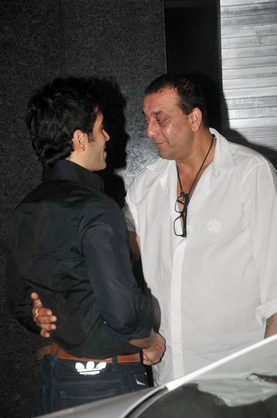 रितेश-जेनेलिया के लिए दी गई पार्टी  | बोल्‍ड होती बालाएं