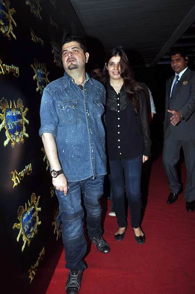 रितेश-जेनेलिया के लिए दी गई पार्टी  | बोल्‍ड होती बालाएं