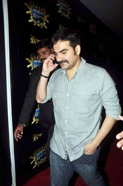 रितेश-जेनेलिया के लिए दी गई पार्टी  | बोल्‍ड होती बालाएं