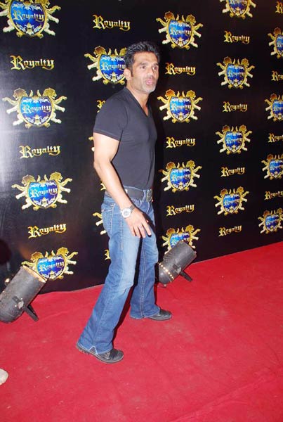 रितेश-जेनेलिया के लिए दी गई पार्टी  | बोल्‍ड होती बालाएं