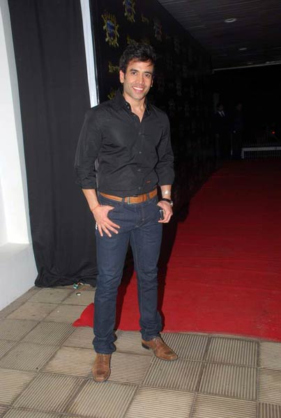 रितेश-जेनेलिया के लिए दी गई पार्टी  | बोल्‍ड होती बालाएं