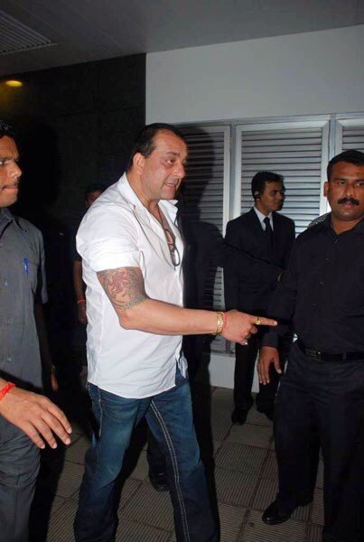 रितेश-जेनेलिया के लिए दी गई पार्टी  | बोल्‍ड होती बालाएं