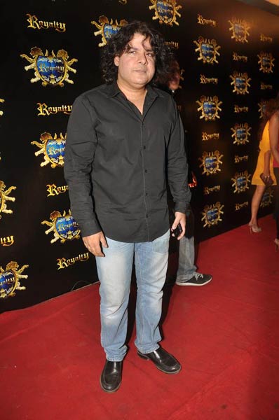 रितेश-जेनेलिया के लिए दी गई पार्टी  | बोल्‍ड होती बालाएं