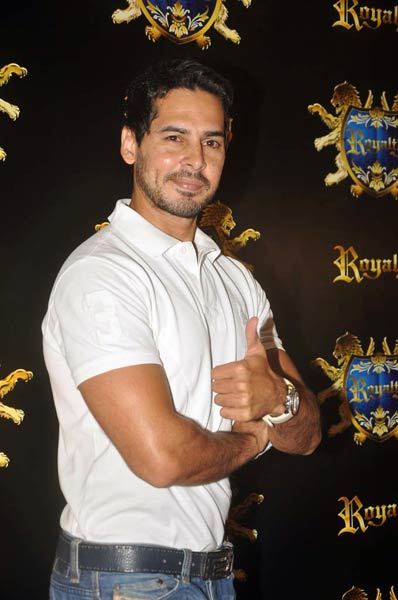 रितेश-जेनेलिया के लिए दी गई पार्टी  | बोल्‍ड होती बालाएं