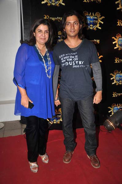 रितेश-जेनेलिया के लिए दी गई पार्टी  | बोल्‍ड होती बालाएं