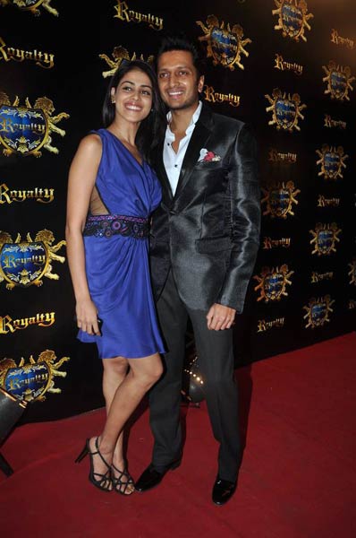 रितेश-जेनेलिया के लिए दी गई पार्टी  | बोल्‍ड होती बालाएं