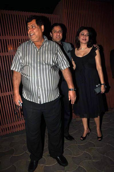 'अग्निपथ' की सक्सेस पार्टी में सितारे | शाहरुख की बदमाशियां