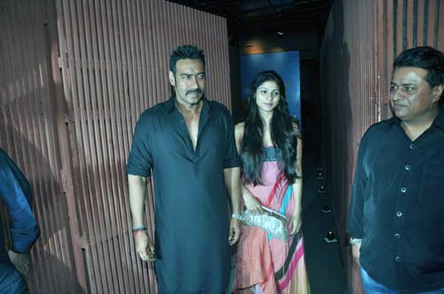 'अग्निपथ' की सक्सेस पार्टी में सितारे | शाहरुख की बदमाशियां