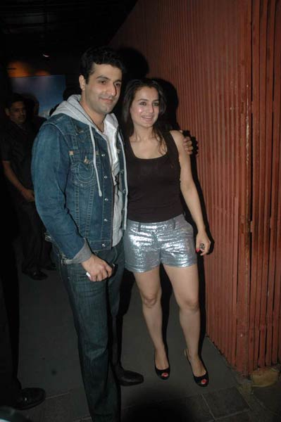 'अग्निपथ' की सक्सेस पार्टी में सितारे | शाहरुख की बदमाशियां