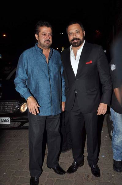 'अग्निपथ' की सक्सेस पार्टी में सितारे | शाहरुख की बदमाशियां