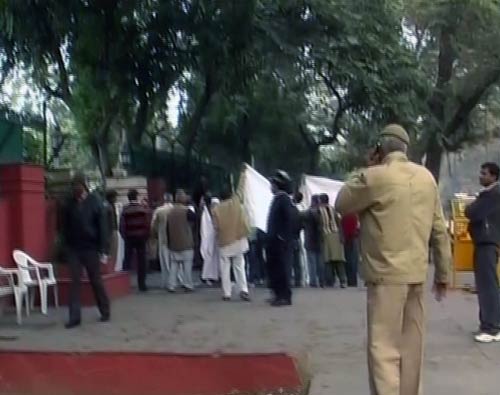 यूपीए प्रमुख सोनिया गांधी के पोस्‍टर पर फेंकी कालिख