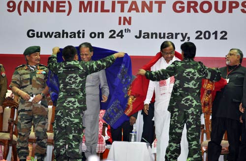 पूर्वोत्तर में 1855 उग्रवादियों का आत्‍मसमर्पण