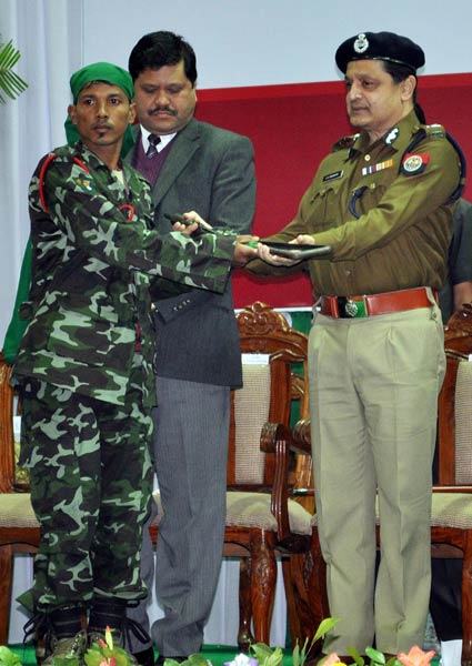 पूर्वोत्तर में 1855 उग्रवादियों का आत्‍मसमर्पण