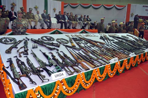 पूर्वोत्तर में 1855 उग्रवादियों का आत्‍मसमर्पण