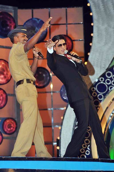 मुंबई पुलिस को बॉलीवुड का सलाम |  सितारों की मस्‍ती