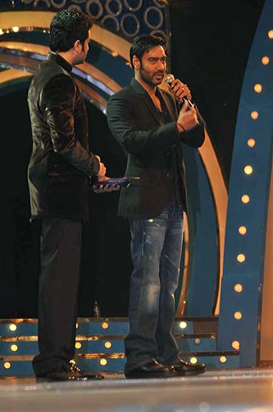 मुंबई पुलिस को बॉलीवुड का सलाम |  सितारों की मस्‍ती