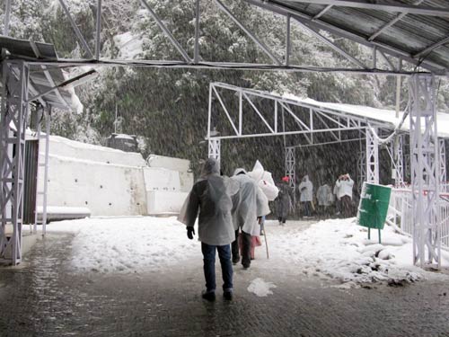 बर्फबारी के बीच 'जय माता दी' की गूंज | विशेष कवरेज