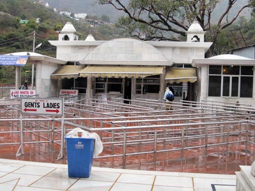 बर्फबारी के बीच 'जय माता दी' की गूंज | विशेष कवरेज