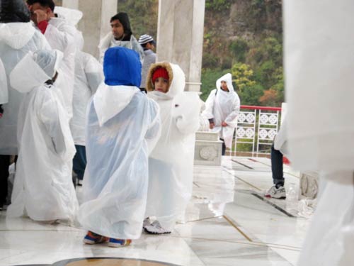 बर्फबारी के बीच 'जय माता दी' की गूंज | विशेष कवरेज