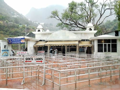 बर्फबारी के बीच 'जय माता दी' की गूंज | विशेष कवरेज