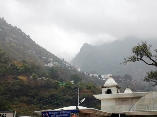 बर्फबारी के बीच 'जय माता दी' की गूंज | विशेष कवरेज