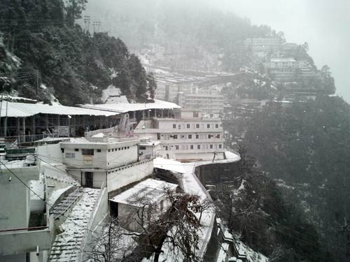 बर्फबारी के बीच 'जय माता दी' की गूंज | विशेष कवरेज