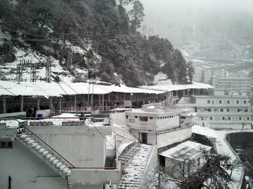 बर्फबारी के बीच 'जय माता दी' की गूंज | विशेष कवरेज