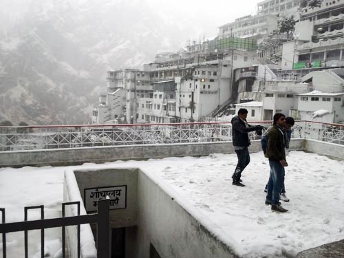 बर्फबारी के बीच 'जय माता दी' की गूंज | विशेष कवरेज