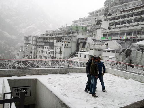 बर्फबारी के बीच 'जय माता दी' की गूंज | विशेष कवरेज