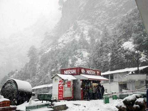 बर्फबारी के बीच 'जय माता दी' की गूंज | विशेष कवरेज