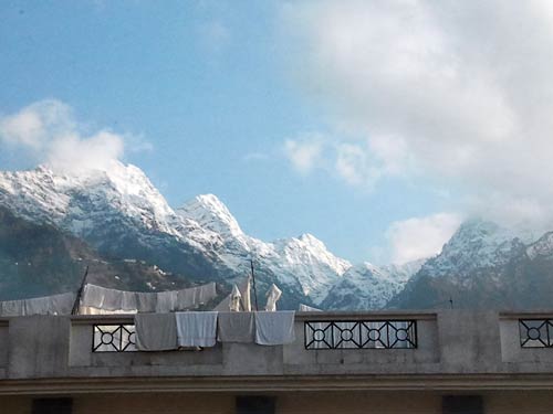 बर्फबारी के बीच 'जय माता दी' की गूंज | विशेष कवरेज